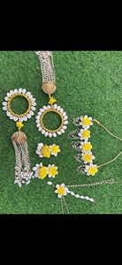 Parure de bijoux Haldi exquise avec fleurs jaunes et coquillages de cauris pour femme, collier ras-du-cou artisanal, bijoux floraux traditionnels - Product Image 2
