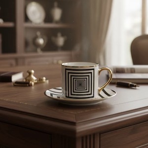 Ensemble tasse et soucoupe à café ou thé en céramique, design créatif, motif géométrique, avec anse et bordure dorées - Product Image 6