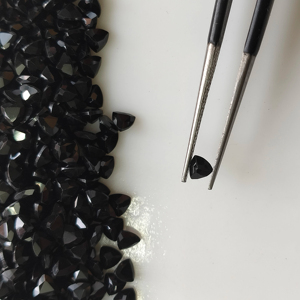 พลอยสปิเนลสีดำธรรมชาติทรงทริลเลียนขนาด 3.5 มม. คุณภาพดีที่สุดสำหรับทำเครื่องประดับจากเรดเมาน์เทน เจมส์ - Product Image 3