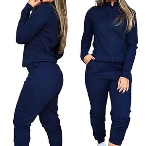 Conjunto deportivo de 2 piezas para mujer con logotipo personalizado, sudadera con capucha, cremallera de encaje, botones, pantalón jogger, parches sólidos y agujeros - Product Image 1
