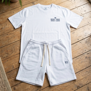 Ensemble T-shirt et short en coton blanc pour homme Regal Three, col rond, cordon de serrage, tenue décontractée d'été, ensemble de shorts de couleur unie - Product Image 1