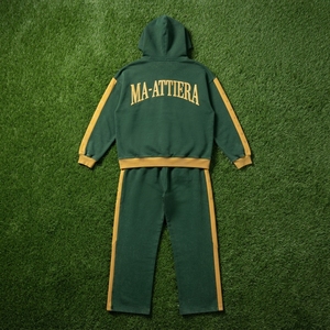 Conjunto de Sudadera con Capucha Verde Oscuro y Cremallera Dorada para Hombre y Pantalones de Pierna Ancha con Paneles Laterales en Contraste y Detalles de Tachuelas, Chándal Estilo Urbano, Personalizado OEM ODM - Product Image 5