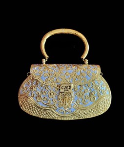 กระเป๋าคลัทช์ทองเหลืองสลักลายทันสมัยพร้อมช่องใส่ของแบบโซ่ ราคาพิเศษ ของชำร่วยงานแต่งงาน ทองเหลืองพรีเมียม สำหรับผู้หญิง โดย UO - Product Image 6