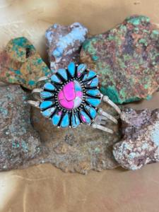 Anillo de compromiso trilogía redonda con diamante cultivado en laboratorio de 1+ quilates y piedras laterales en oro amarillo, blanco, rosa y platino de 18 quilates - Product Image 6