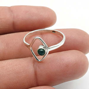 แหวนพลอยออนิกซ์สีเขียวธรรมชาติทำมือ ประดับด้วยเงินแท้ 925 ทรงกลม ตัวเรือนแบบ Bezel Setting สไตล์โบฮีเมียน สำหรับสาวๆ - Product Image 3