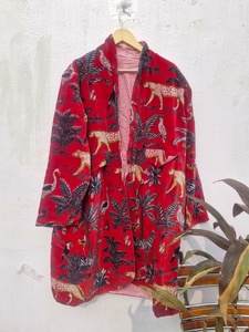 Kimono pour femme en tissu imprimé vert clair fantaisie, motif animaux sauvages et fleurs, broderie artisanale, boutons en cristal, garniture en fourrure à pompons - Product Image 1