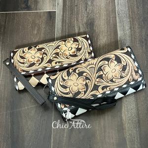 Cartera de Mano de Cuero Vacuno Genuino Hecha a Mano con Diseño Floral Grabado y Tejido, con Cremallera y Ranuras para Tarjetas para Mujer - Product Image 1
