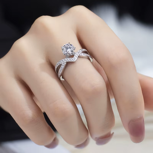 Bague de fiançailles en or blanc avec diamant rond taille brillant et diamants latéraux, bijoux romantiques pour femmes - Product Image 4