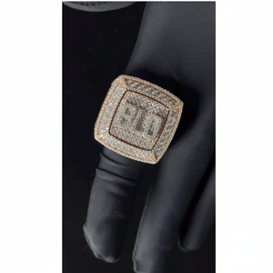Anillo de Moissanita Chapado en Rodio con Diamantes de Imitación Dorados Personalizable de Excelente Calidad, Estilo Hip Hop, con Piedras Brillantes Disponibles para Exportación - Product Image 1