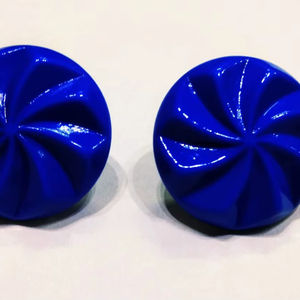 Boucles d'oreilles clous vintage en résine bleu roi pour femme, texture tourbillonnante rétro, boutons ronds, bijoux élégants classiques pour le quotidien - Product Image 1