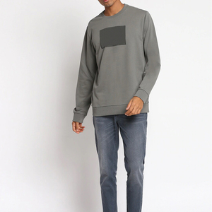 เสื้อสเวตเชิ้ตคอกลมสีเทาสำหรับผู้ชาย ทรงปกติ ผ้าฝ้ายถัก แขนยาว สีพื้น ดีไซน์กระเป๋า เหมาะสำหรับใส่ในฤดูใบไม้ร่วง - Product Image 1