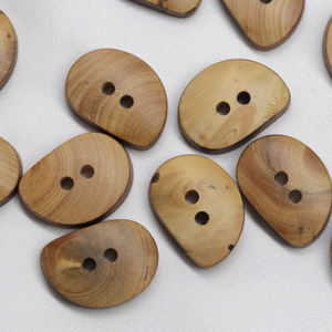 Botones de madera más vendidos y populares, utilizados para prendas de punto, chaquetas y abrigos de invierno, ya que su textura natural se adapta perfectamente. - Product Image 3