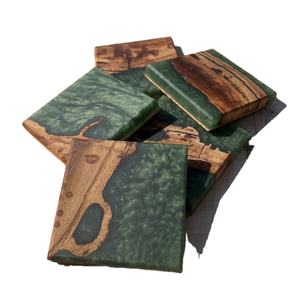 Dessous de verre incrustés de bois en résine Artisan 4 pièces parfaits pour la vaisselle de luxe et les sous-verres personnalisés accessoires de cuisine - Product Image 1