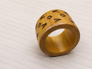 Anneau de serviette en bois 4,5 cm, design moderne et écologique pour la décoration de table de mariage - Product Image 1