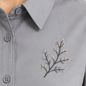 Conjunto de Blusa Bordada y Falda Maxi Gris y Beige para Mujer, Manga Larga, Cierre de Botones, Cintura Alta, Dos Piezas, OEM - Product Image 4