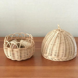 Cesta de almacenamiento de ratán tejida a la moda con tapa, elegantes accesorios para el hogar, cestas de mimbre sostenibles. - Product Image 4