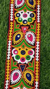 Dentelle Gamthi douce et résistante avec une finition de qualité supérieure, idéale pour les créateurs de boutiques et les exportateurs de vêtements. - Product Image 3