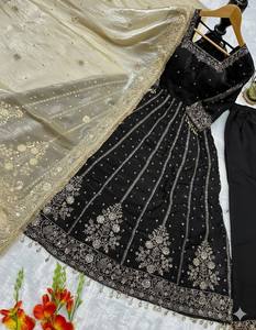 Ensemble de robe en soie lourdement brodée avec dupatta et pantalon – Tenue de fête - Product Image 2