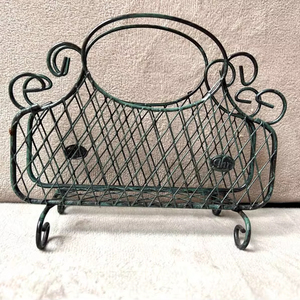 Porta Servilletas de Alambre Vintage – Cesta Ornamental con Patrón de Filigrana y Pátina Verde - Product Image 1