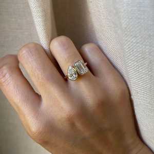 Bague de fiançailles Toi et Moi 4,00 CT sertie clos – Bague à deux pierres en moissanite taille poire et émeraude – Bague en or massif 14K pour femme - Product Image 6