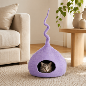 Cama para Gatos de Fieltro en Forma de Lágrima Color Lavanda con Cola Juguetona, Acogedora Cueva Hecha a Mano de Lana para Gatos y Gatitos, Moderna Casa Interior para Mascotas - Product Image 1