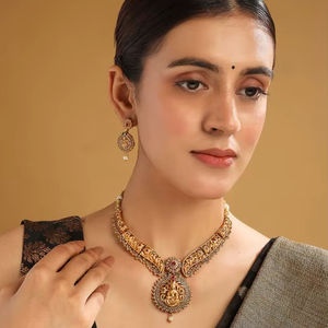 Conjunto de Joyería Étnica de Latón Plateado con Circones y Kundan para Novia, Compromiso, Boda, Fiesta, Regalo: Collar Gargantilla, Pendientes Colgantes y Tikka - Product Image 1