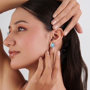 Boucles d'oreilles clous ovales 9x6mm en turquoise et halo de diamants, design exquis, faites à la main en or blanc massif 14K, bijoux personnalisés en gros - Product Image 4