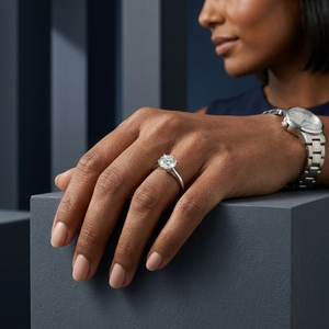 Anillo de Compromiso de Diamante Redondo Brillante de Platino, Joyería Clásica para Mujer con Diamante Natural Certificado por IGI - Product Image 4