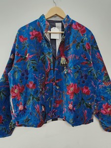 Veste bomber en velours à imprimé floral bleu de Best Design, manteau d'hiver de luxe pour femmes, vêtements de mariée bohèmes, cadeau élégant pour demoiselle d'honneur - Product Image 3