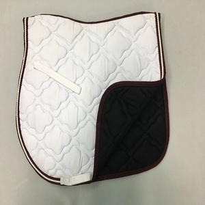 Tapis de selle de dressage blanc avec bordure marron, coque en coton matelassé, doublure en polaire, pour l'équitation, fabriqué par le fabricant Riding House, Kanpur, Inde - Product Image 5