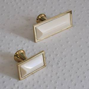 Perilla moderna redonda de resina negra con base de latón acanalado para cajón de gabinete, fácil de empujar o tirar, perilla de latón personalizable para cajón. - Product Image 6