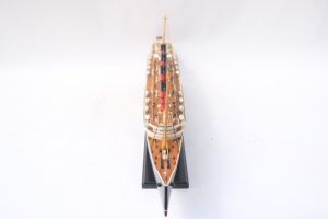 Maquette artisanale du liner RMS Lusitania en bois - Modèle de bateau de croisière britannique de luxe classique pour la décoration de la maison ou du bureau - Product Image 1