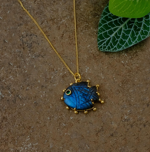 Collier pendentif poisson en laiton plaqué or avec labradorite – Bijoux sculptés tendance pour femmes, vente en gros - Product Image 5