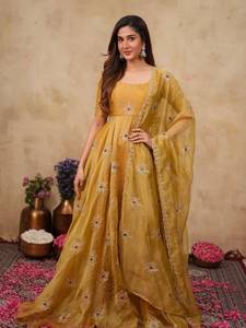 Robe en soie Salsa avec dupatta, entièrement cousue, prête à porter, ornée de magnifiques broderies de fils et de sequins, et de pierres, par un créateur. - Product Image 2