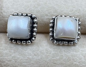 Boucles d'oreilles clous en argent sterling 925 avec perle d'eau douce carrée, bijoux minimalistes classiques en perle blanche pour femmes - Product Image 2