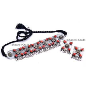 Collar choker tribal hecho a mano en India con un estilo bohemio, pulido plateado antiguo y piedras preciosas, joyería de diseño para uso familiar. - Product Image 2