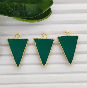 Colgante de Joyería DIY con Gema de Ónix Verde Triangular de 15x20 MM, Chapado en Oro - Product Image 1