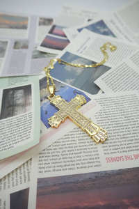 Collar con Colgante de Cruz Hip Hop, Diseño con Incrustaciones de Diamantes de Imitación, Joyería de Moda en Aleación, Accesorio Moderno y Brillante para Hombres y Mujeres - Product Image 2