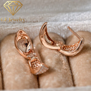 Boucles d'oreilles créoles larges bombées en or jaune 14 carats avec diamants de laboratoire pavés, bijoux raffinés pour femme - Product Image 3
