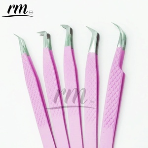Pince à cils RMI rose avec revêtement poudré et paillettes argentées, pour volume russe, courbure en U ou pointe argentée - Product Image 1