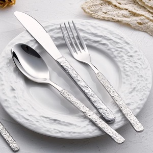 Juego de cubiertos modernistas con superficie pulida a espejo que refleja la luz de manera hermosa, añadiendo elegancia a las presentaciones culinarias. - Product Image 5