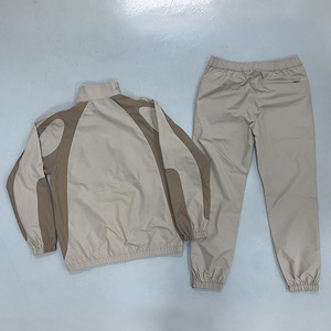ชุดวอร์ม OEM แบบ unisex สีเบจ-น้ำตาล ตัดต่อสี แขนยาว ซิปหน้า สไตล์สปอร์ต เหมาะสำหรับใส่ในฤดูใบไม้ร่วง ลายเรียบ มีกระเป๋าข้าง ผลิตจากผ้า 100% - Product Image 3