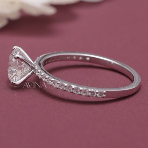 Bague de fiançailles solitaire en diamant rond certifié IGI avec bande pavée en argent sterling 925 massif - Product Image 3