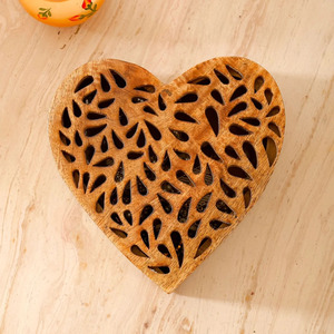 Bandeja de Almacenamiento de Madera en Forma de Corazón con Patrón de Hojas Talladas, Diseño Rústico Hecho a Mano para Uso en Interiores - Product Image 5