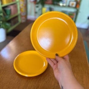 Assiette ronde artistique en résine ILAHI - Durable pour servir, offrir en cadeau, décorer l'intérieur - Product Image 2