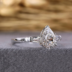 แหวนหมั้นเพชรแบบเม็ดลูกแพร์ที่ตัดมาจากห้องแล็บที่สวยงามสามชิ้นพร้อมบาแกตต์เรียวด้านข้างของขวัญวันครบรอบแต่งงานเครื่องประดับทอง - Product Image 3