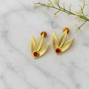 Pendientes de Plata de Ley 925 con Baño de Oro de 14K, Diseño de Hoja con Rubí y Gema Verde, Acabado Mate - Product Image 6