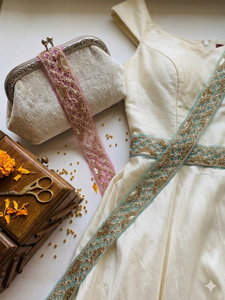 Exquisito Borde de Saree Floral Ecológico con Adornos Hechos a Mano, Lentejuelas Metálicas, Bordado de Precisión, 100% Poliéster Premium - Product Image 3