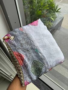 Sari en rayonne gris imprimé numériquement avec des pois colorés et une bordure dorée pour femmes, tenue décontractée traditionnelle Inde Pakistan - Product Image 6