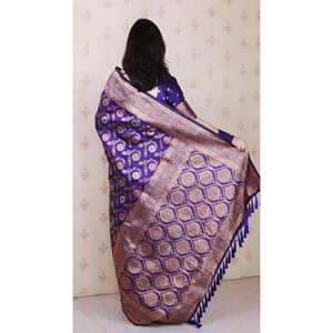 Sari en soie douce Violet Banarasi Jaal avec des écharpes et des châles traditionnels tissés en or Zari Meenakari - Product Image 4